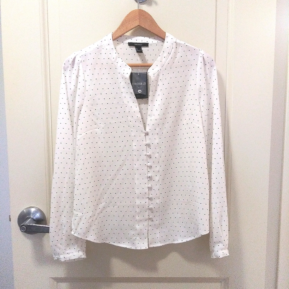 *NWT* FOREVER 21-♟️🌼- Polka Dot Blouse